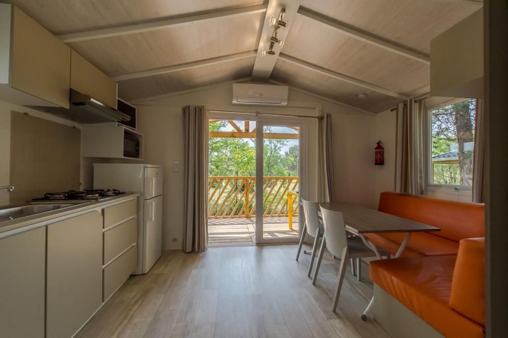 Camping Les Hautes Prairies Lourmarin Ngoại thất bức ảnh